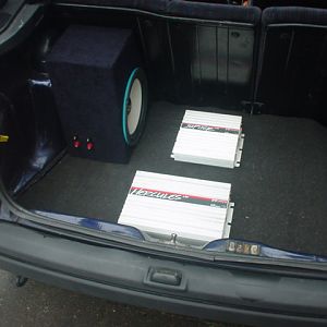 so sollen die Sachen dann im Kofferraum landen und die Bassbox hat auch schon Alcantara bekommen.