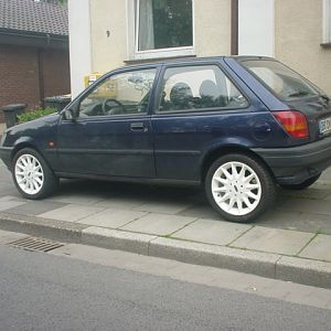 Die Felgen mußte ich natürlich sofort anprobieren als ich die 195 45 16er Reifen bekommen habe.

Leider fehlt noch die Tieferlegung,aber ich denke m