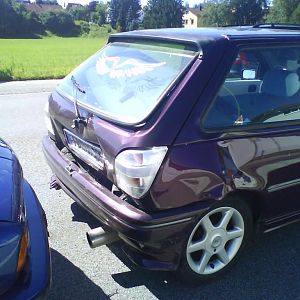 Ja am BMW hinter Fofi ist grad mal die Motorhaube etwas mitgenommen... Bei mir dagegen is das ganze Heck zusammengeschoben...
