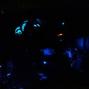 plasmatacho zu sehen sowie blaue LEDs im fußraum