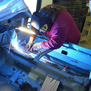 Kofferraumboden, neues Blech eingesetzt nach dem Austrennen der kranken Überlappungen eines Teils der Panhardaufnahme. Jetzt wieder sichere Einleitung