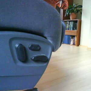 Der letzte Bau-Abschnitt wäre, die elektrische Verstellung der Rückenlehne über den Schalter an der Seite zu nutzen. Sprich ne 12V Batterie in nem sch