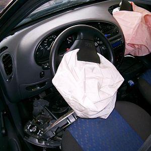 Hier sieht man schon warum Frauen auf den Beifahrersitz gehören .....Der Airbag ist pink.......*scherz*