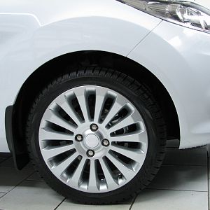 Winter: 15-Speichen-Design mit Pirelli SnowSport 195/45 R16