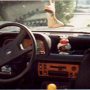 Man beachte die Sperrholz-Laubsägearbeit im Cockpit im Ghia-Style.
