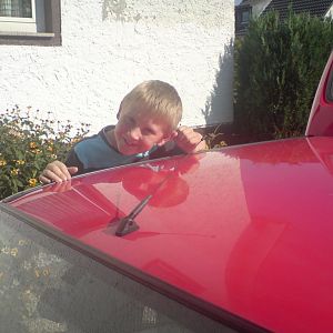 Zwergi guckt o ich auch alles richtig mache!!! Hier wurde die Originalantenne gekürzt!!!!