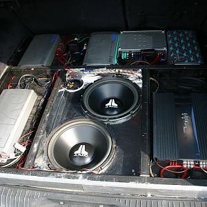 Mein Alter MK2 ---  Musik ohne Abdeckung 
5 Verstärker Jeder LSP einzel ansteuerbar Gesamtleistung von 3600Watt , Sinusleistung ca.2200W