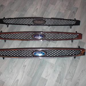 ALLE TEILE SIND FÜR VFL BIS 2005
oberster Grill: 
original Ford schwarz Kunstoff, ohne Emblem, Note 1 *20€ inkl Versand*
mittlerer Grill:
original