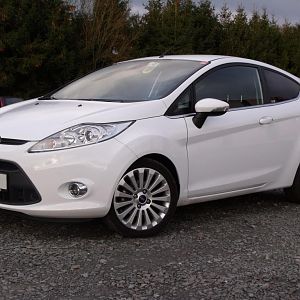 Mein Fiesta MK7 Titanium 1,25l (82PS), 6,5J x 16Zoll Felgen im 15 Speichendesign, Nebelscheinwerfer, Klimaautomatic, Alu Pedalen, Hintere Scheiben get