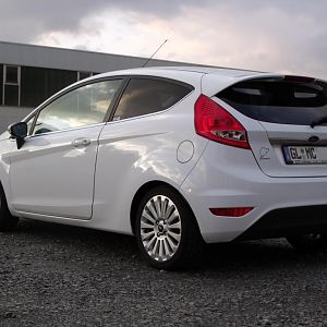 Mein Fiesta MK7 Titanium 1,25l (82PS), 6,5J x 16Zoll Felgen im 15 Speichendesign, Nebelscheinwerfer, Klimaautomatic, Alu Pedalen, Hintere Scheiben get