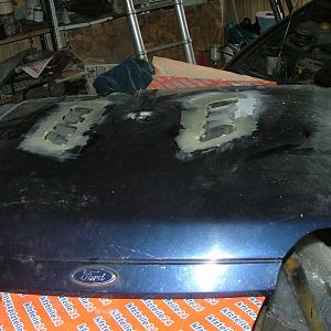 Motorhaube mit den öffnungen