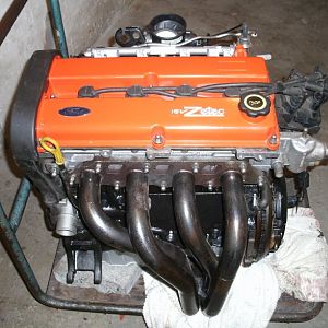 Ford Escort 1,8l Zetec Motor umbau von 105 auf 130 PS mit Fächerkrümmer Ford Focus passte auch auf Escort Motor. 
Mann braucht da zum Umbau volgende
