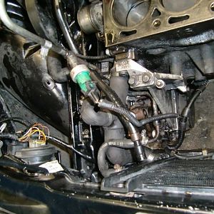 Halter mit Servopumpe (oben) und Generator (unten)