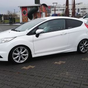 Fiesta MK7 Sport in ST Optik am 22.12.16 - so wie ich ihn gekauft habe. 1.0 Ecoboost mit 125 PS, H&R Federn 35mm, ST Frontschürze, ST Heckdiffusor, ES