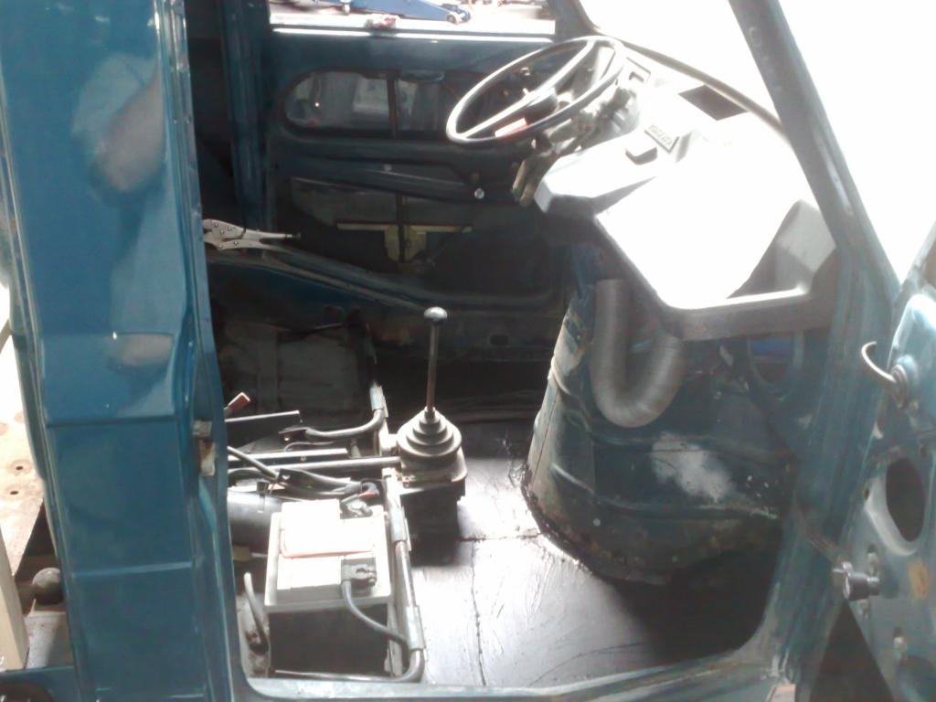 13052009159

wer kann mir meinen unterboden verschweißen ???
kumpel hat mich im stich gelassen (er hat wie im bild zu sehen ist nur im fußraum alle