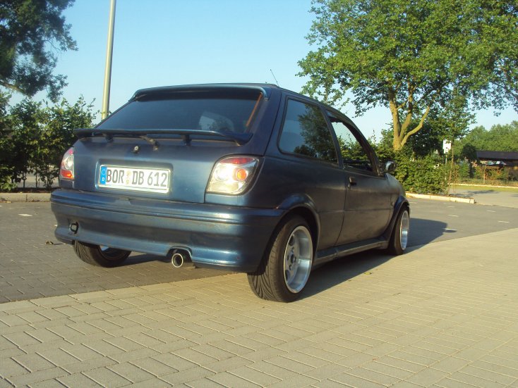 2011 06 03   Fiesta Showroom 09