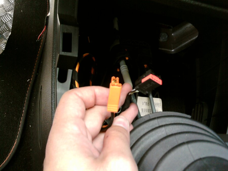 2x Stecker: links für Zigarettenanzünder, rechts für AUX-Anschluss