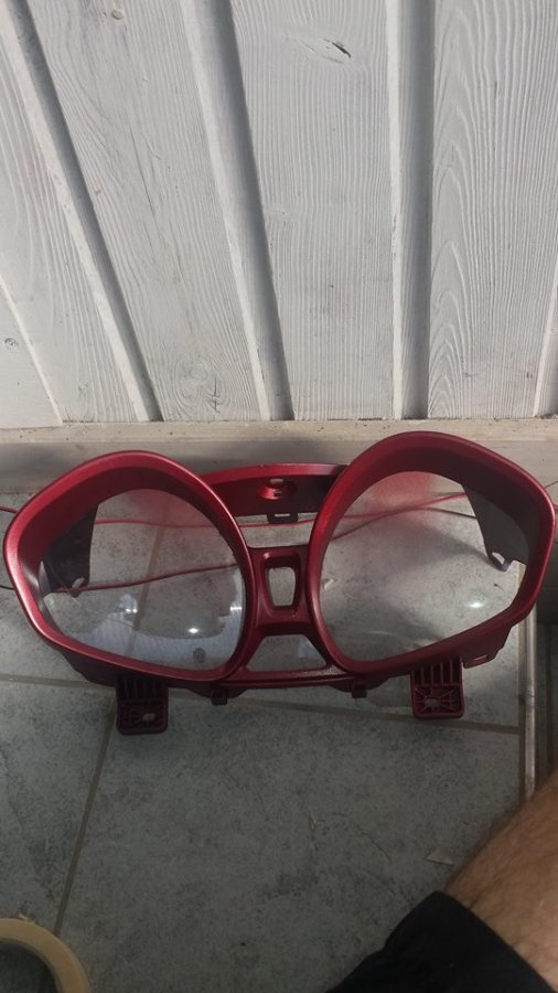 Also Tacholeiste auch noch lackiert. Farbe Rot