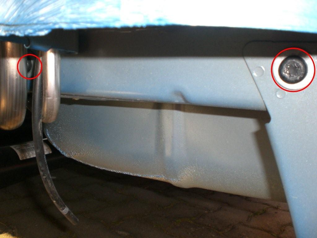 Befestigung Fahrerseite, die Schraube bei der Tankleitung ist etwas fummelig