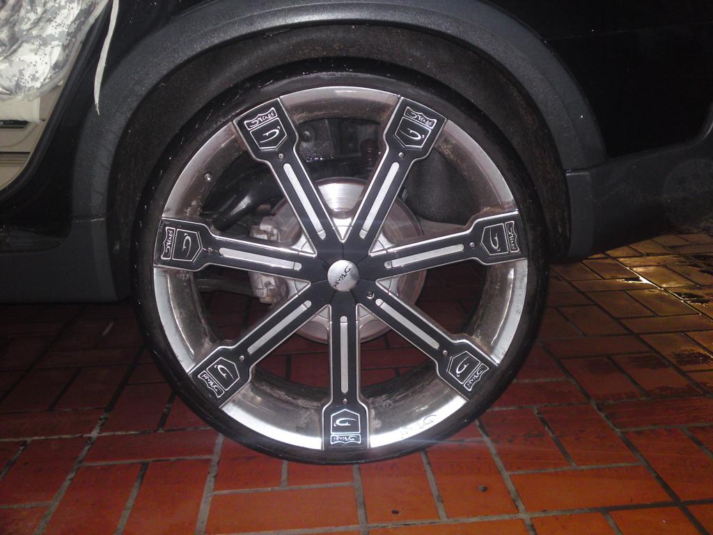 bei 275/25 ZR24 Sehen die bremsen klein aus.