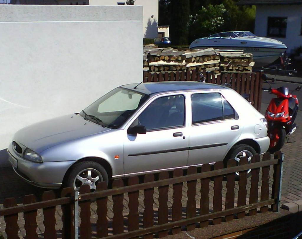 Bis auf das Boot gehören alle Fahrzeuge mir