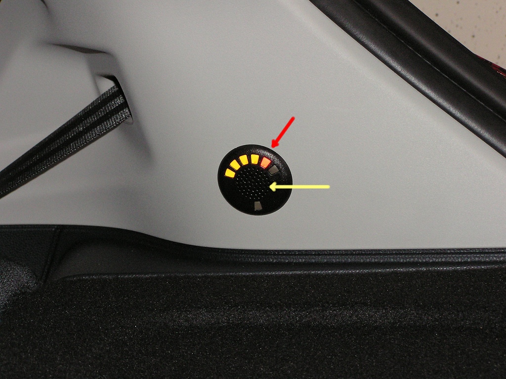 Bosch Parkpilot hinten (TYP: URF6 mit 4 Sensoren) 
Das Bild zeigt den an der rechten C-Säule angebrachten Piepser (gelber Pfeil) mit integrierter opt