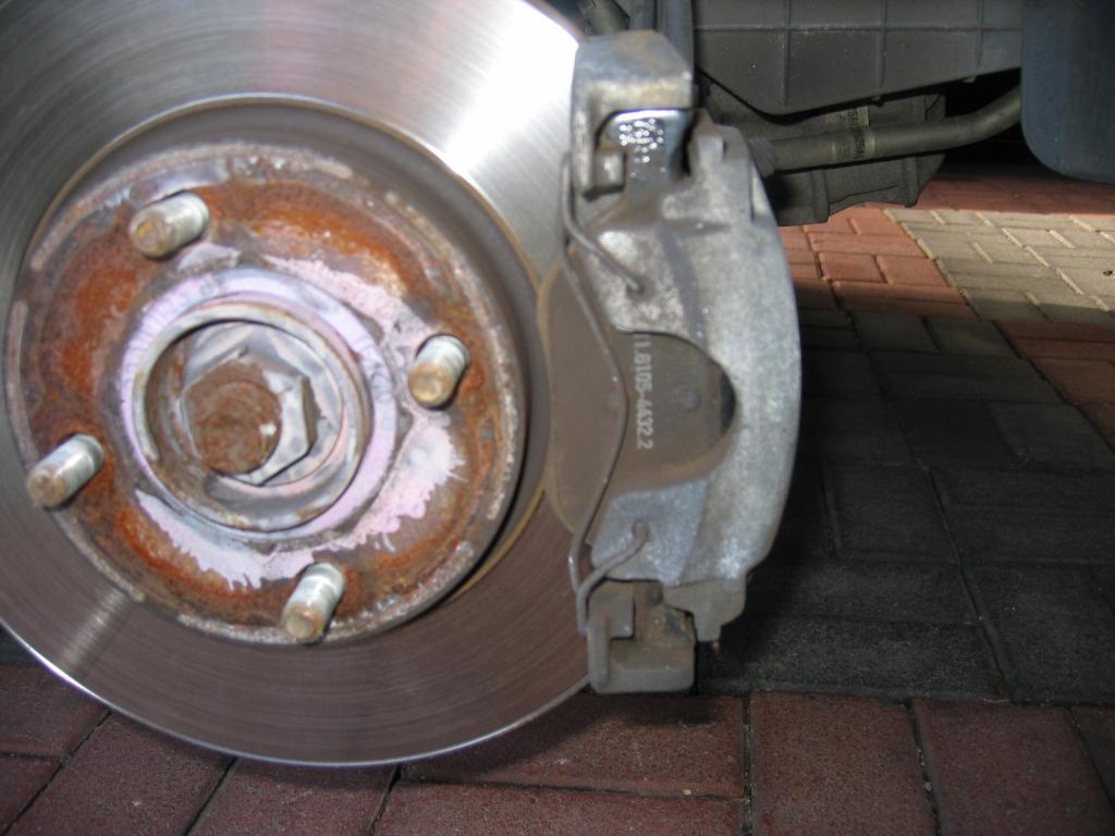 Bremssattel mit Stahlbürste gesäubert