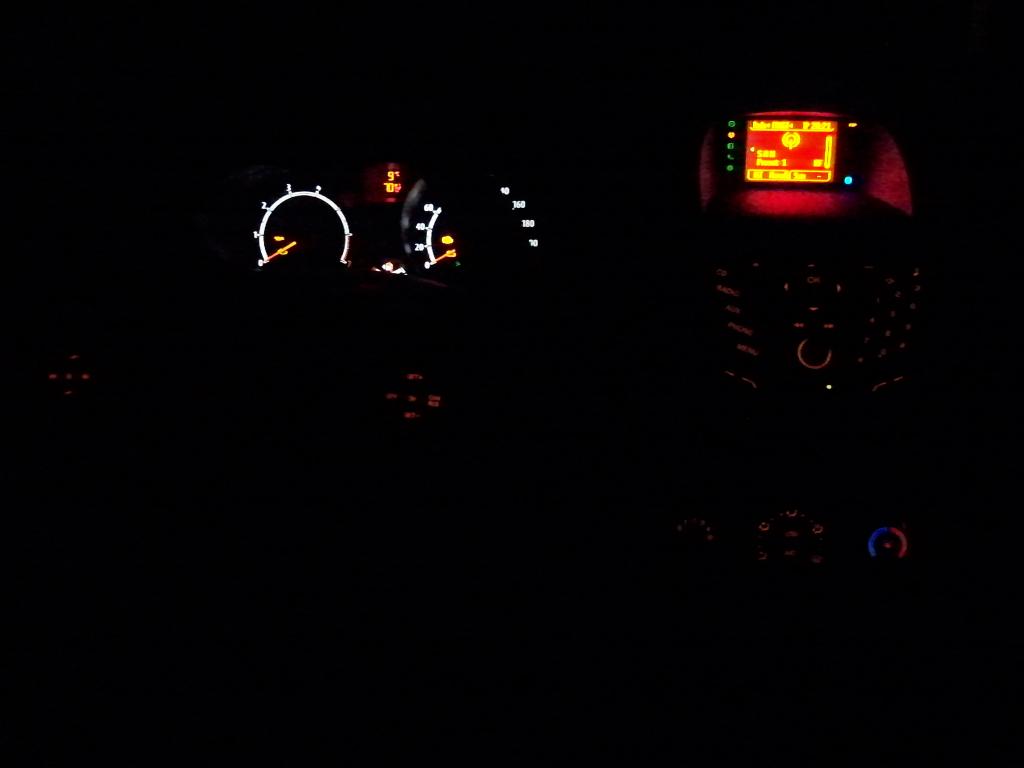 Cockpit ( die Beleuchtung der ZV und Warnblink  sind defekt :( - wird ausgetauscht )
