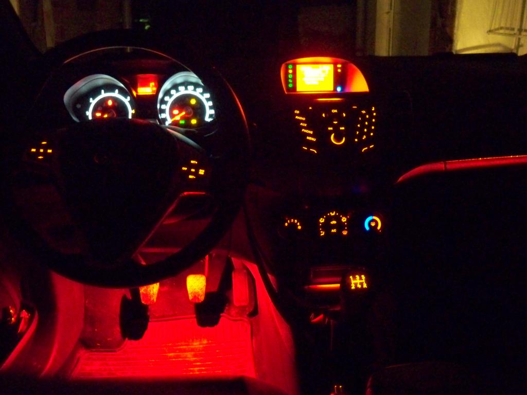 Cockpit komplett ausgeleuchtet (rechts unten seht ihr wie die Deckenambientebeleuchtung auf die MAL scheint ;) )