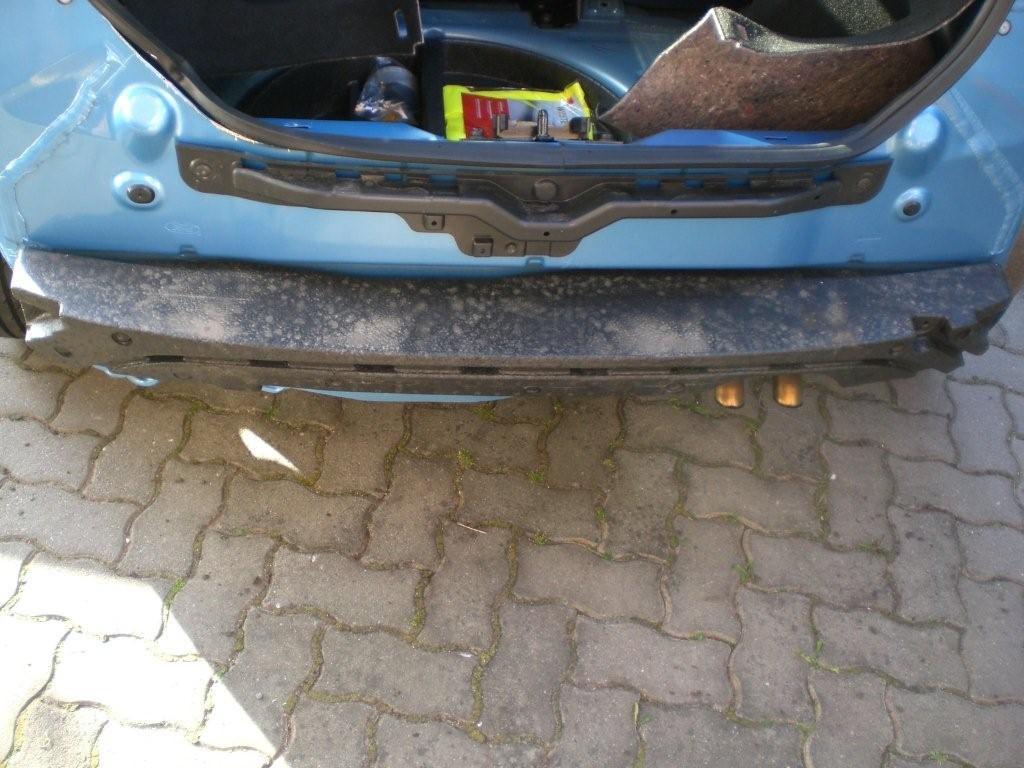 Das Schaumstoffsteil muß entfernt werden