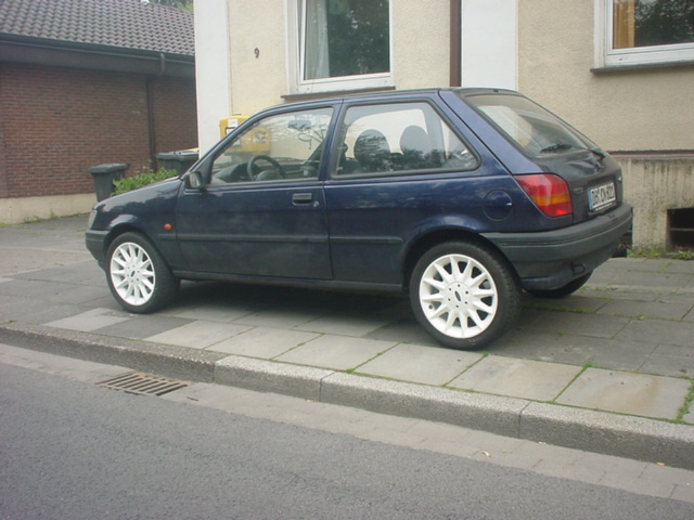 Die Felgen mußte ich natürlich sofort anprobieren als ich die 195 45 16er Reifen bekommen habe.

Leider fehlt noch die Tieferlegung,aber ich denke m