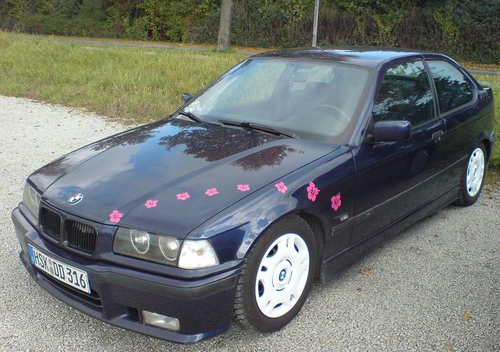 Die pinken Blümchen wurden durch viele weiße ersetzt, passt besser zu den Radkappen :D