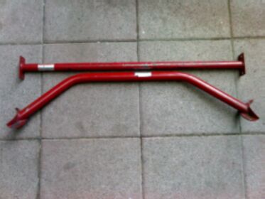 Domstreben beide - von Wiechers vo. und hi. Stahl
die Hintere trägt nur den Bj. ab '89 Hinweis, auf der vorderen steht noch XR2i 1,6l, aber die Feder