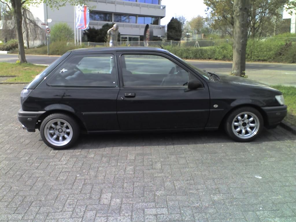 Fahrwerk:
60 / 60 tiefer durch Powertech Federn und Koni-Dämpfer
Felgen: 
Revolution Wheels (7 bzw. 8 x 13)
Reifen:
Dunlop SP 2000 in 175 / 50 R1