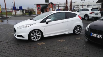 Fiesta MK7 Sport in ST Optik am 22.12.16 - so wie ich ihn gekauft habe. 1.0 Ecoboost mit 125 PS, H&R Federn 35mm, ST Frontschürze, ST Heckdiffusor, ES