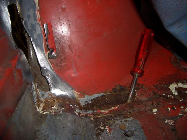 Fußraum Fahrer Radkasten