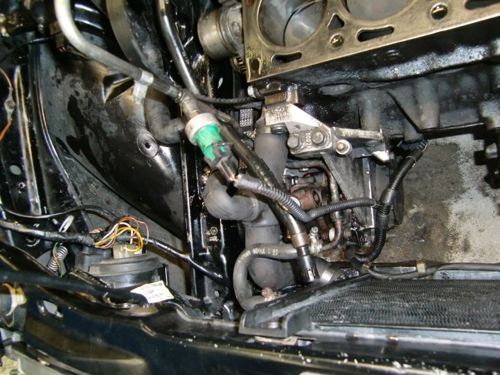 Halter mit Servopumpe (oben) und Generator (unten)