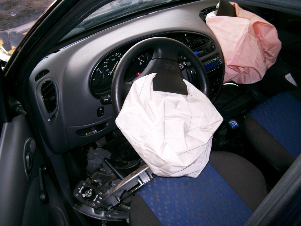 Hier sieht man schon warum Frauen auf den Beifahrersitz gehören .....Der Airbag ist pink.......*scherz*