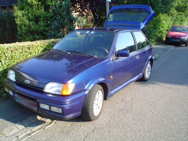 Im Sommer

Hier alte Joke Videos von mir um 2001 rum.
http://www.myvideo.de/watch/1176448/Ford_Fiesta_XR2i_16V
http://www.myvideo.de/watch/1176148