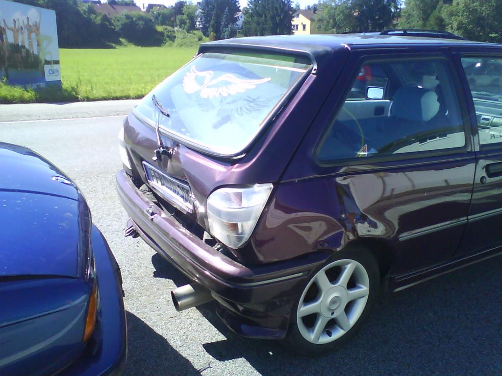 Ja am BMW hinter Fofi ist grad mal die Motorhaube etwas mitgenommen... Bei mir dagegen is das ganze Heck zusammengeschoben...