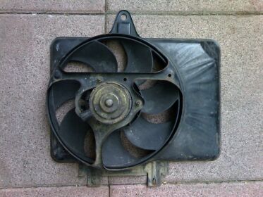 Lüfter vorne - Vorteilhaft da bei normaler Fahrt die Kühlluft durch den stehenden Ventilator strömt, die Blechabdeckung aber die Strahlungshitze vom K