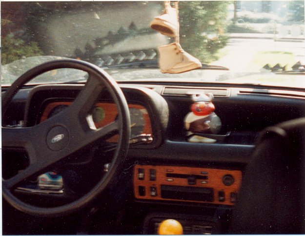 Man beachte die Sperrholz-Laubsägearbeit im Cockpit im Ghia-Style.