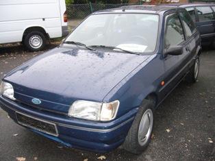 Mein Auto im November 08
Noch beim Autohändler
Und so wie ford ihn Schuff oder der vorbesitzer
Noch ein paar beulen und Kratze hat er
 und Ohne Sc