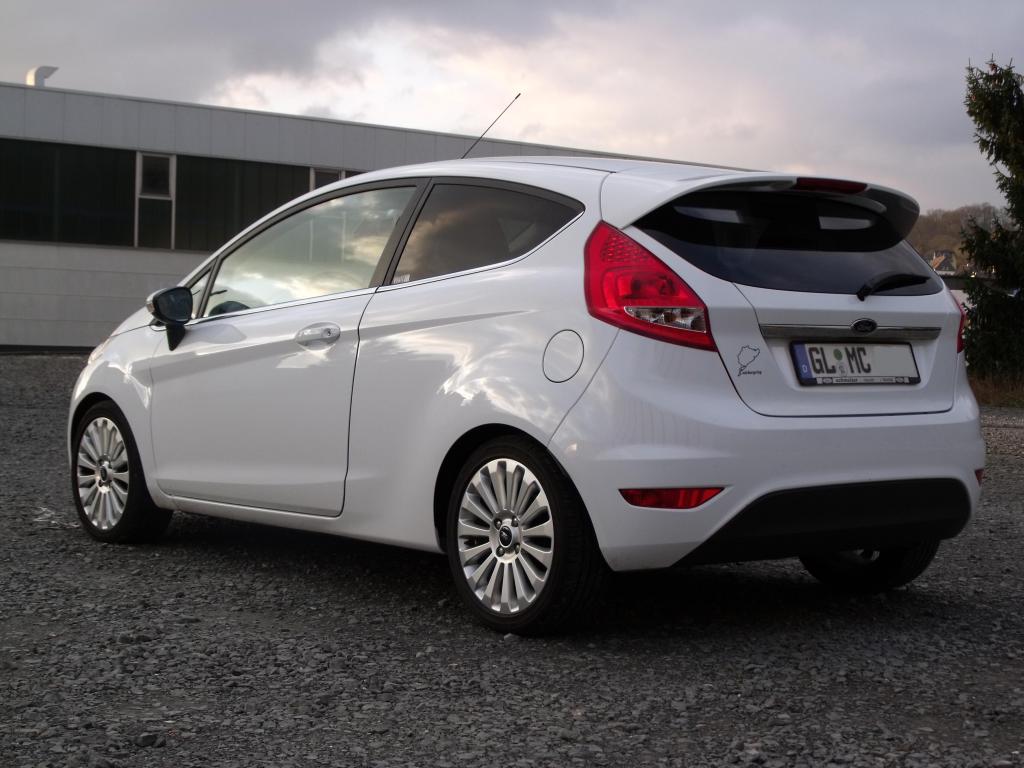 Mein Fiesta MK7 Titanium 1,25l (82PS), 6,5J x 16Zoll Felgen im 15 Speichendesign, Nebelscheinwerfer, Klimaautomatic, Alu Pedalen, Hintere Scheiben get