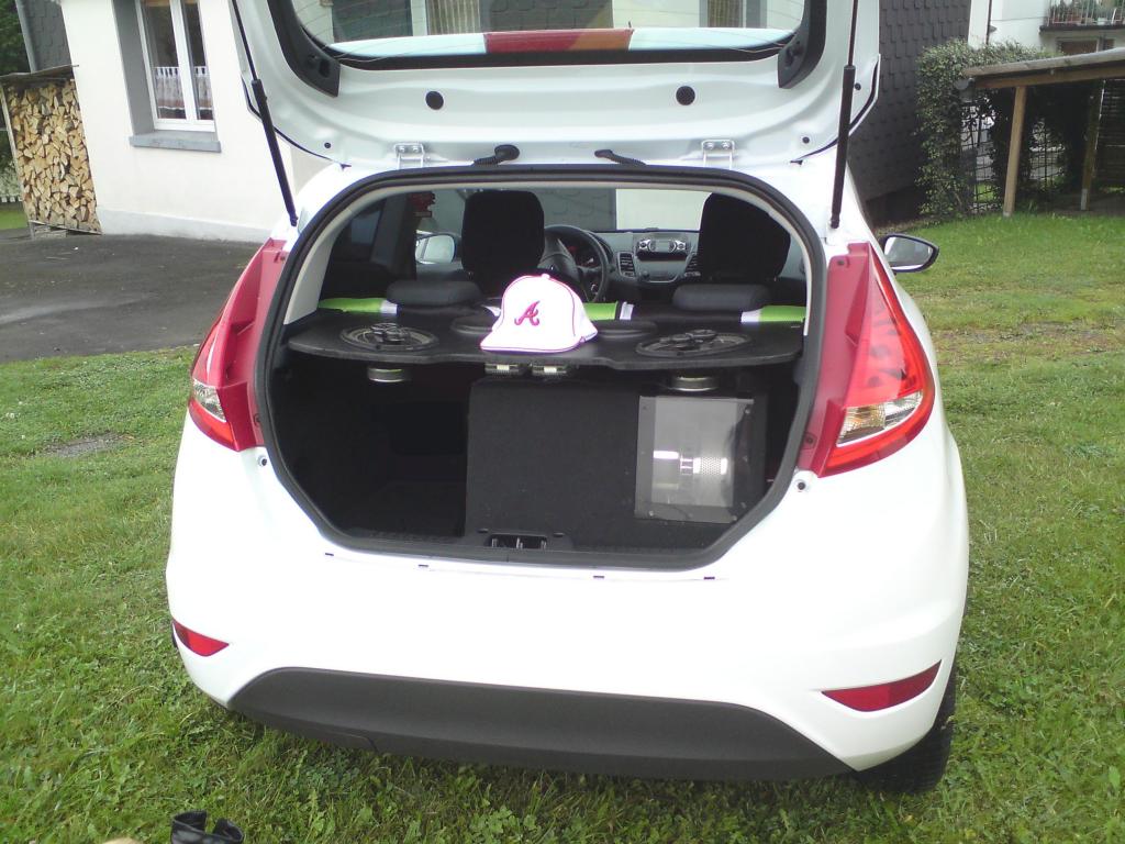 meine anlage die Frau selber eingebaut hat (voll stolz bin) :)
aber jetzt ist mein neuer dvd player drin. net mehr das alte ding da
leider muss sie