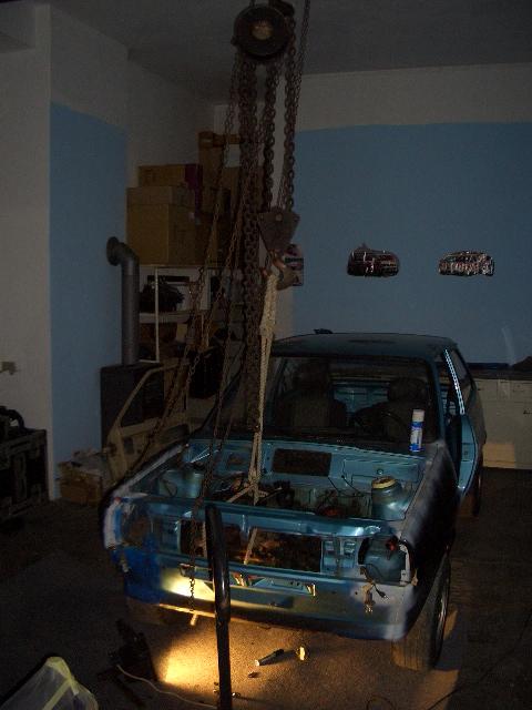 Motor ausgebaut - von oben mit Kran Bj. 1924