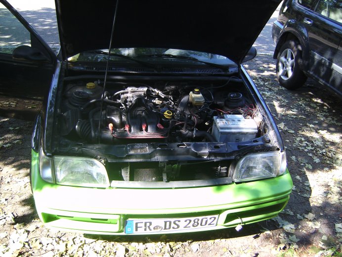 Motor mit Falschem Öl und Wahrscheinlich mit einem Zylinderkopf schaden !  Ich denke sogar das dass Auto mal Gebrannt hat !