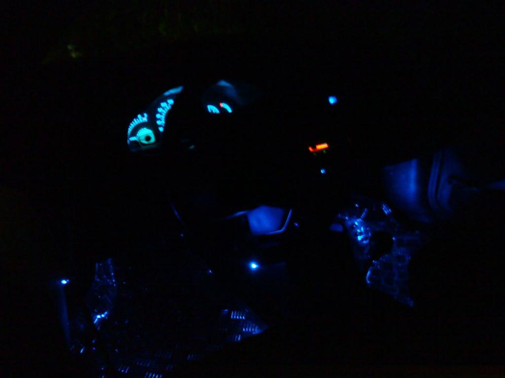 plasmatacho zu sehen sowie blaue LEDs im fußraum