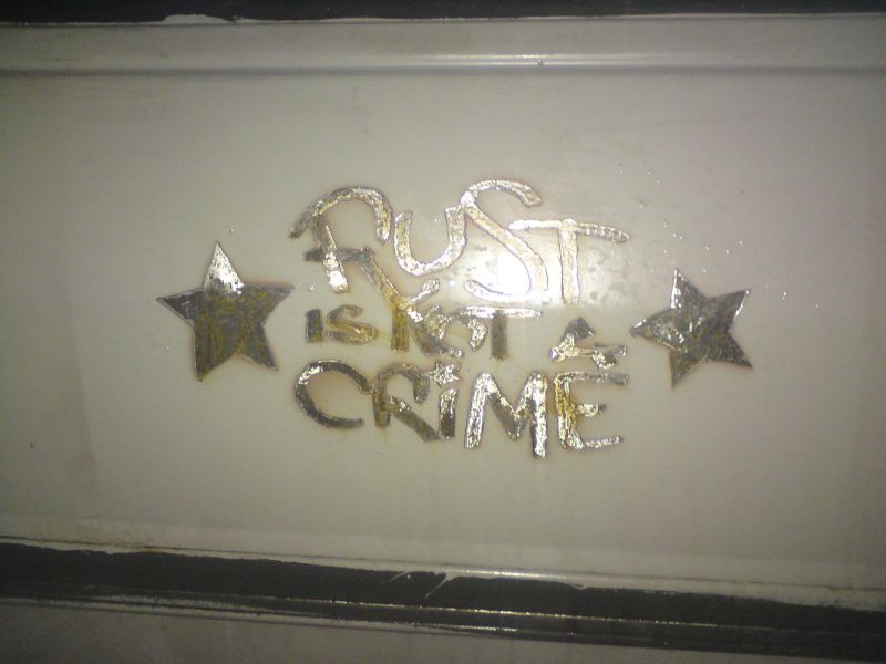 Rostiges-Stencil an den Türen