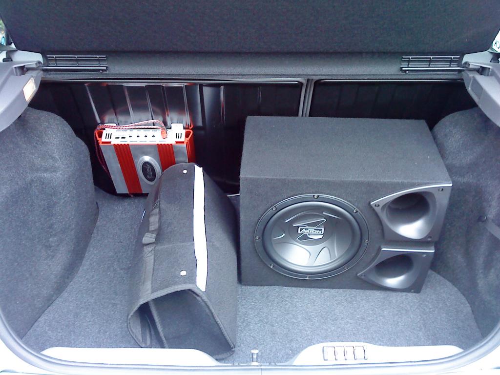 sieht auf dem Bild kleiner aus als es ist. 
10 Zoll Woofer mit 250 W Rms